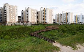 Apto completo com vista mar pé na areia em Barra Velha em condomínio Resort com Spa, Piscina, quadra de futebol, Sala de jogos, brinquedoteca, Complexo com diversos comércios